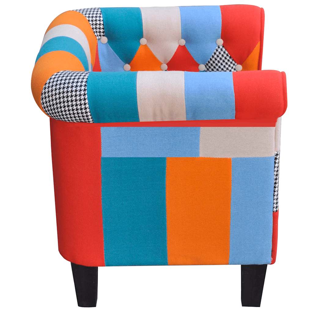 Poltrona de tecido com design de retalhos