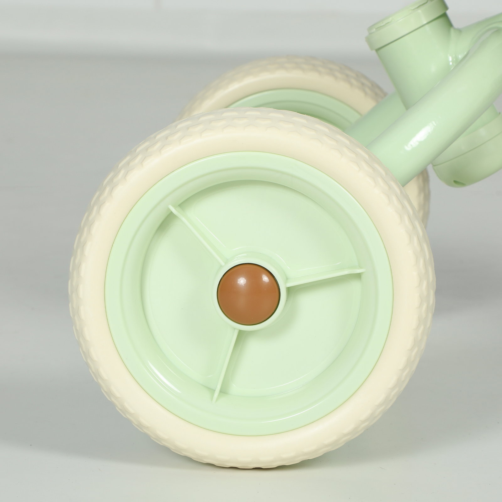 Triciclo para bebés 2 em 1 triciclo evolutivo para crianças com barra parental ajustável apoio para pés rebatível e cesto 93,5x47x96 cm verde