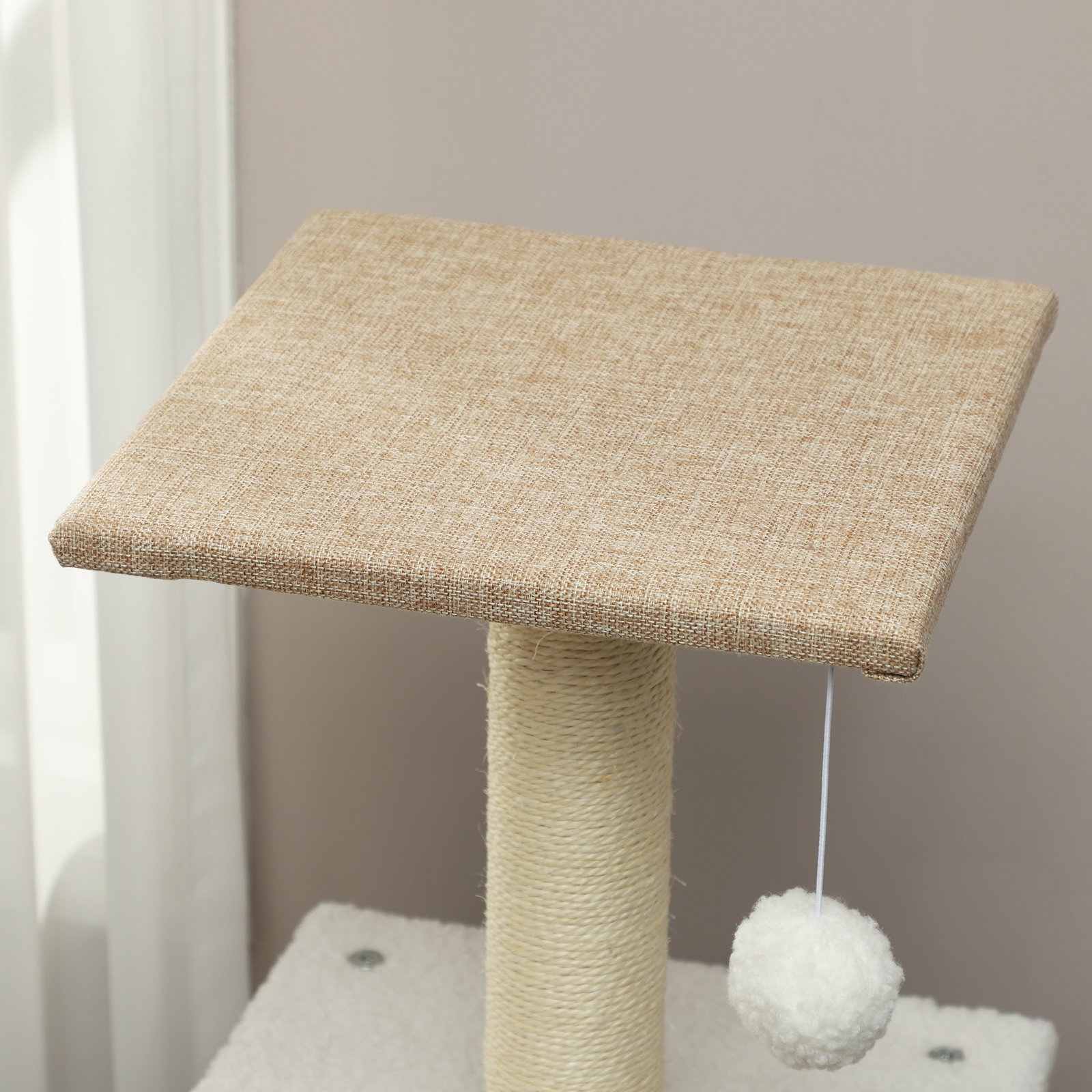 Arranhador para gatos em borrego com 2 cavernas plataformas bolas suspensas e poste de sisal 48x40x140 cm marrom claro