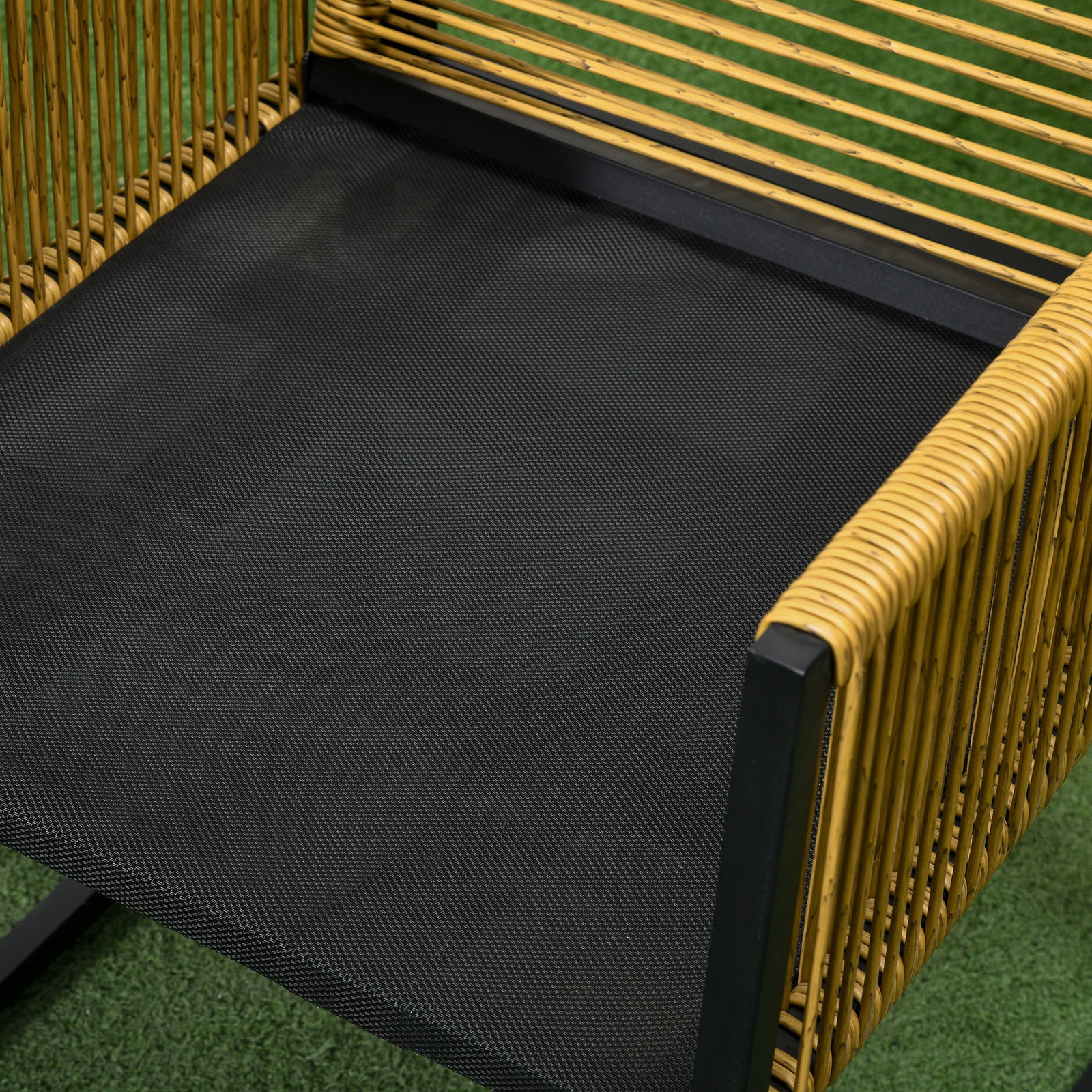 Conjunto de 3 peças de jardim com 2 cadeiras de vime com encosto dobrável e almofadas e mesa de vidro natural e preto